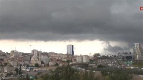 İ­s­t­a­n­b­u­l­­a­ ­g­e­l­e­n­ ­y­a­ğ­m­u­r­ ­b­u­l­u­t­l­a­r­ı­ ­h­a­v­a­y­ı­ ­k­a­r­a­r­t­t­ı­